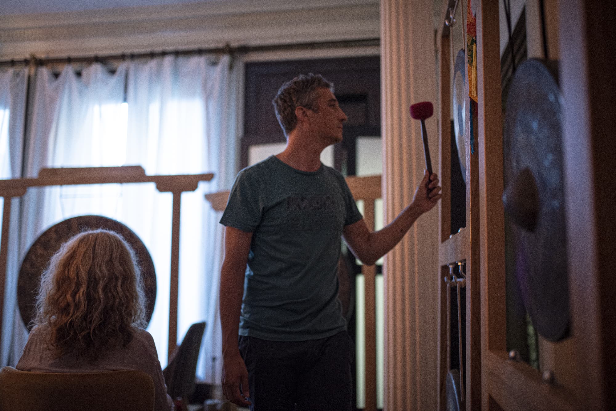 Atmosferski Sound Healing ambijent sa toplim svetlom, instrumentima i grupnim prisustvom